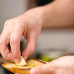 Se freacă usturoiul de feliile prăjite de pâine până îşi lasă aroma plăcută