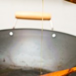 Adăugăm ulei de măsline în wok