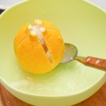 Se adaugă sare în lămâie cât e posibil şi apoi se strânge în palmă fructul până când se unesc sferturile.