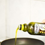 Punem ulei de măsline într-o tigaie antiaderentă