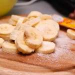 Restul bananelor se taie felii grosuţe, se tăvălesc prin zahăr vanilat...