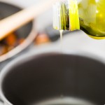 Punem puţin ulei de măsline într-o tigăiţă de sos