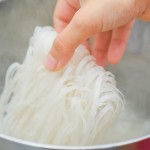 Punem tăiţeii de orez în apă fiartă pentru 3 minute