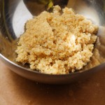 Quinoa se pune în apă fierbinte şi se fierbe cam 15 minute sub capac.