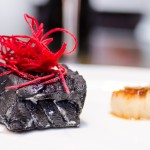 Cod negru în crustă de cerneală de sepie, piure de conopidă, un Saint Jaques pe plită