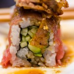 Maki roll cu avocado şi castravete, în carpaccio de waygu, foie gras pe plită